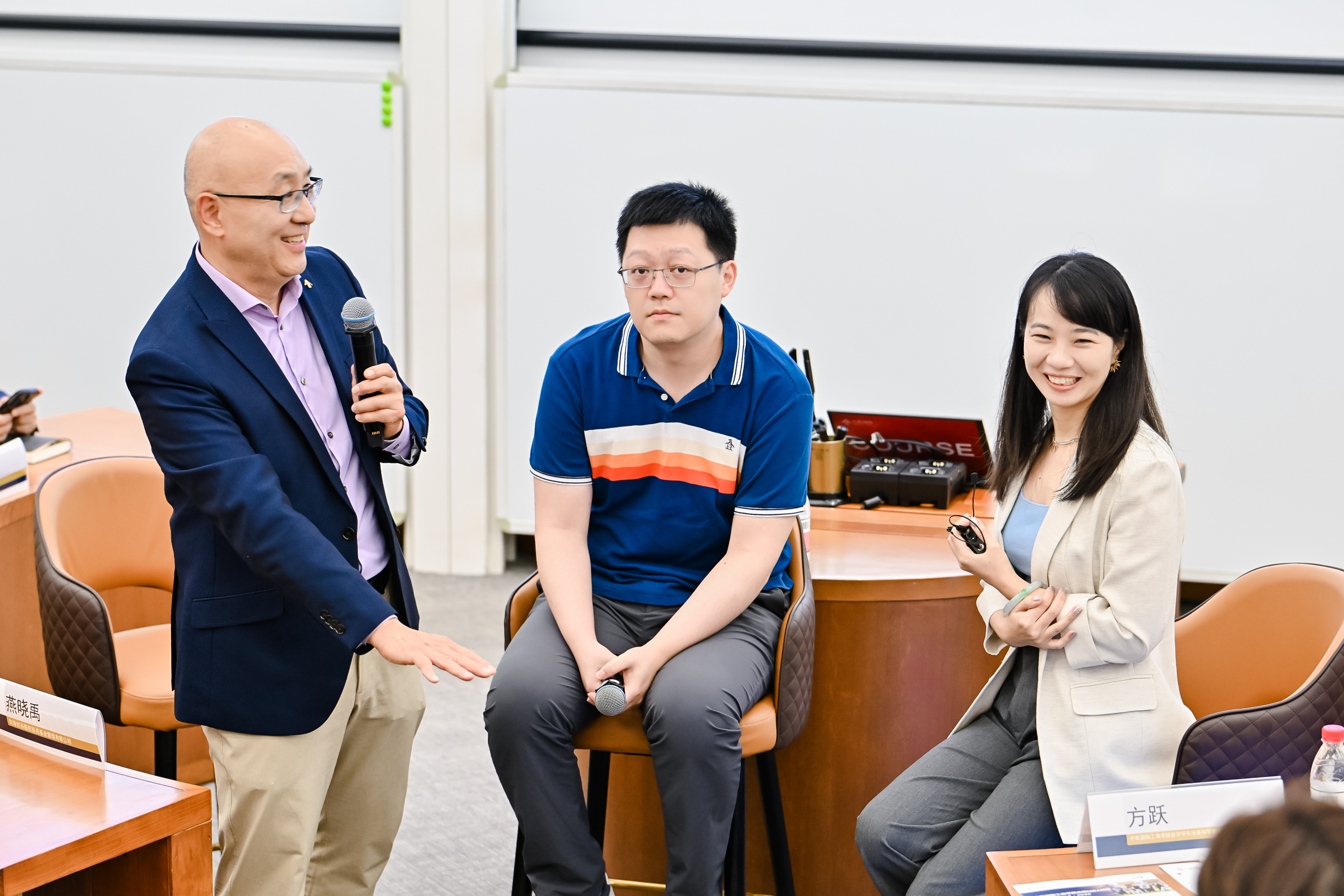 方跃教授 （左）火凤资本合伙人李佳超（中）新华社中国金融信息中心主任刘令仪（右）进行圆桌对话 