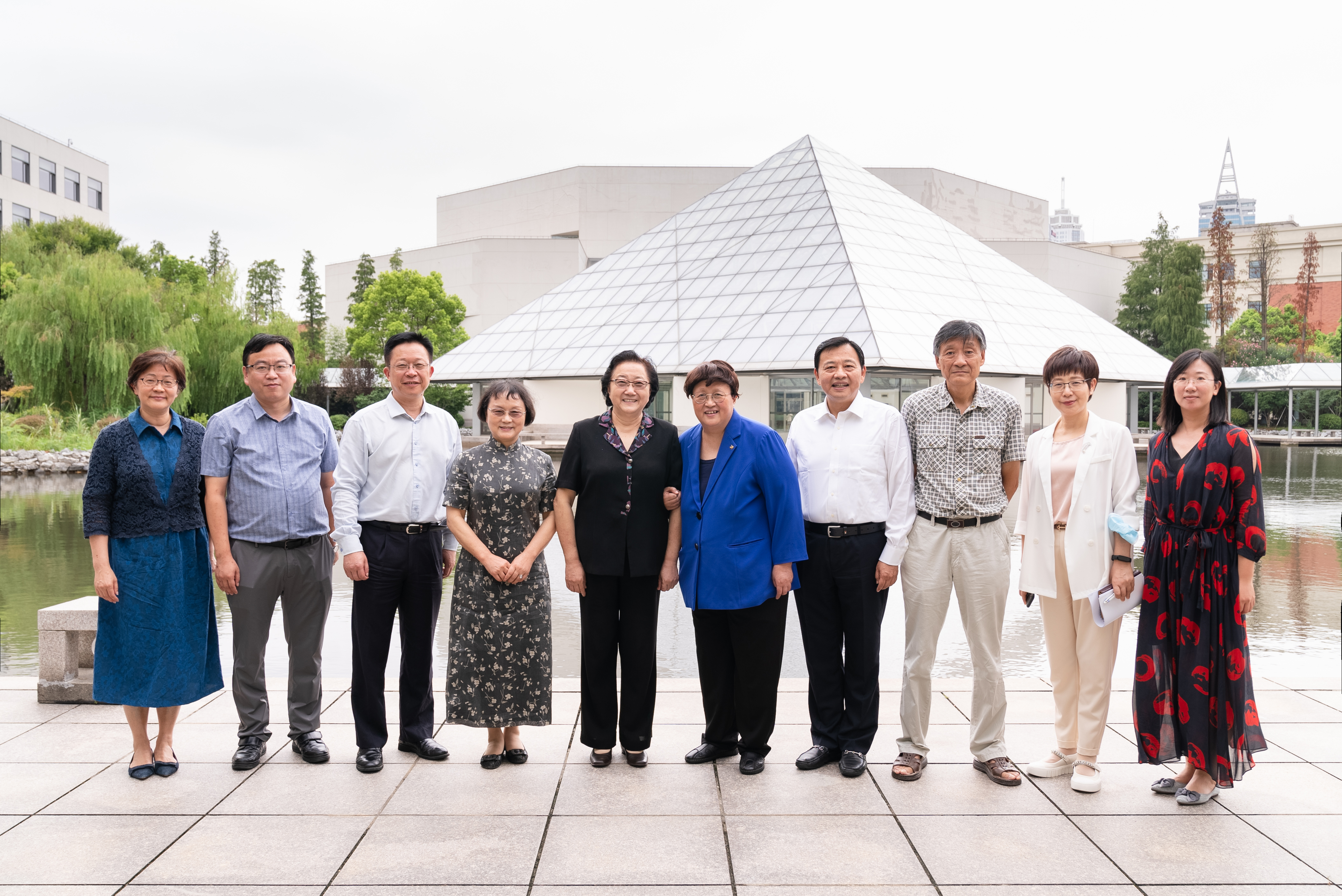 陆凤妹到访合影