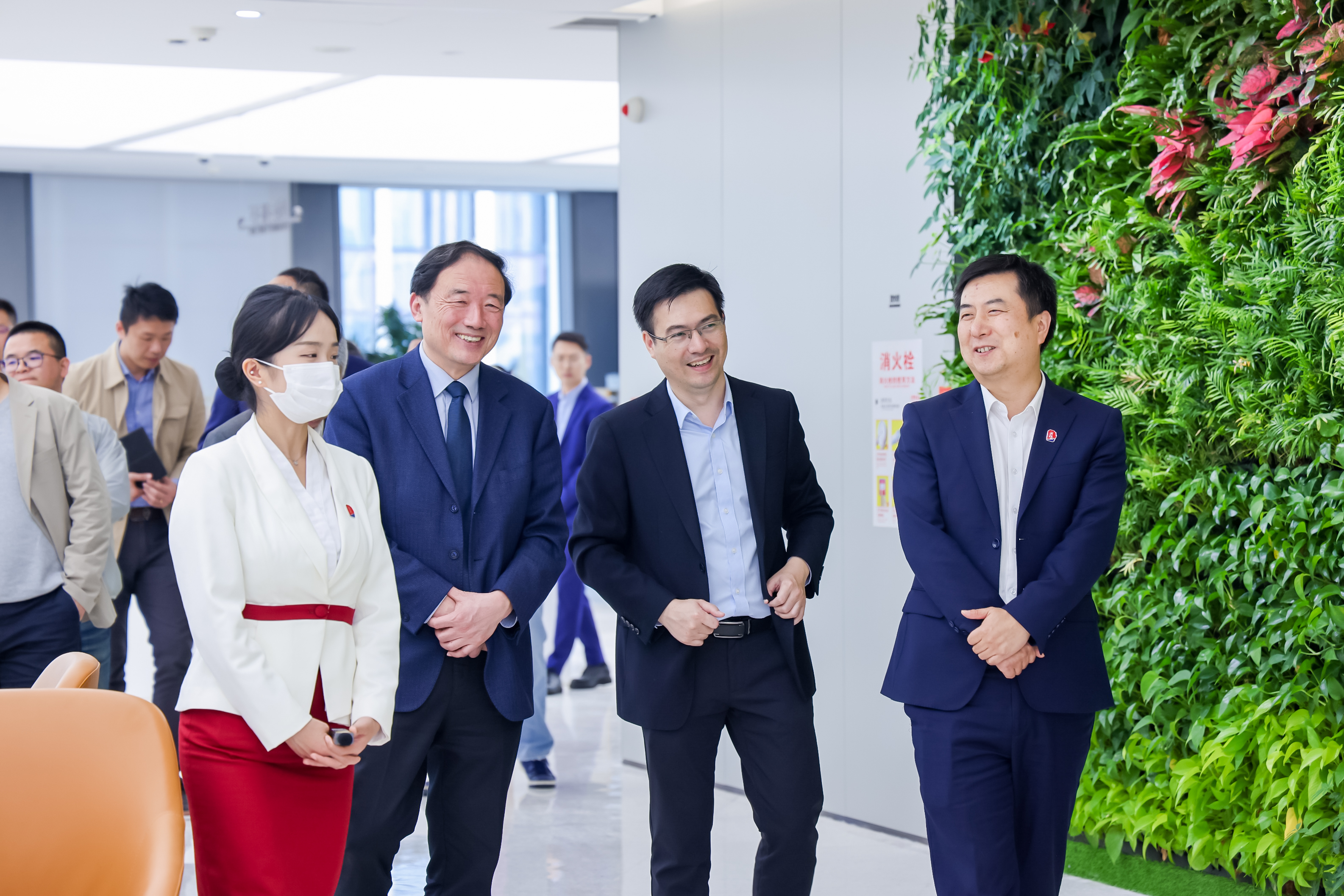 参观前海人才港