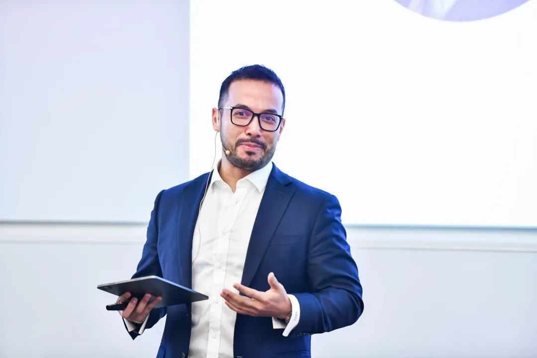 世界大型企业联合会（The Conference Board）中国经济与企业研究中心负责人裴睿东（Alfredo Montufar-Helu）