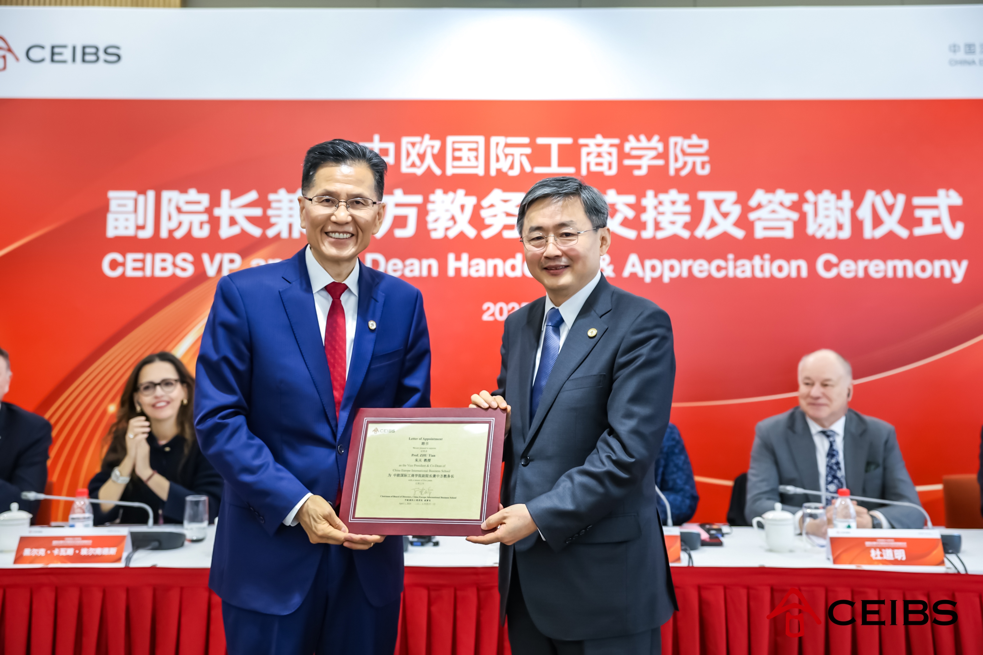 丁奎岭理事长（右）向朱天教授（左）颁发聘书