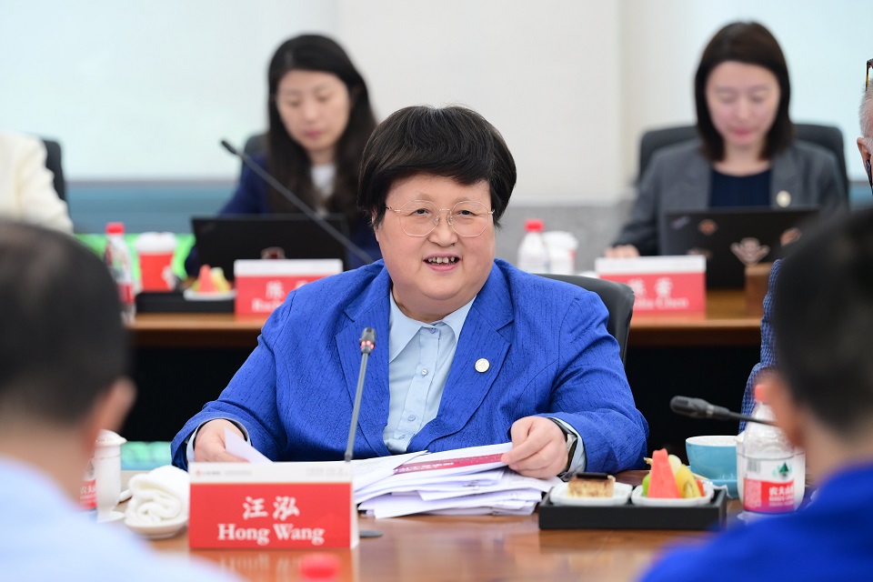 汪泓教授主持会议