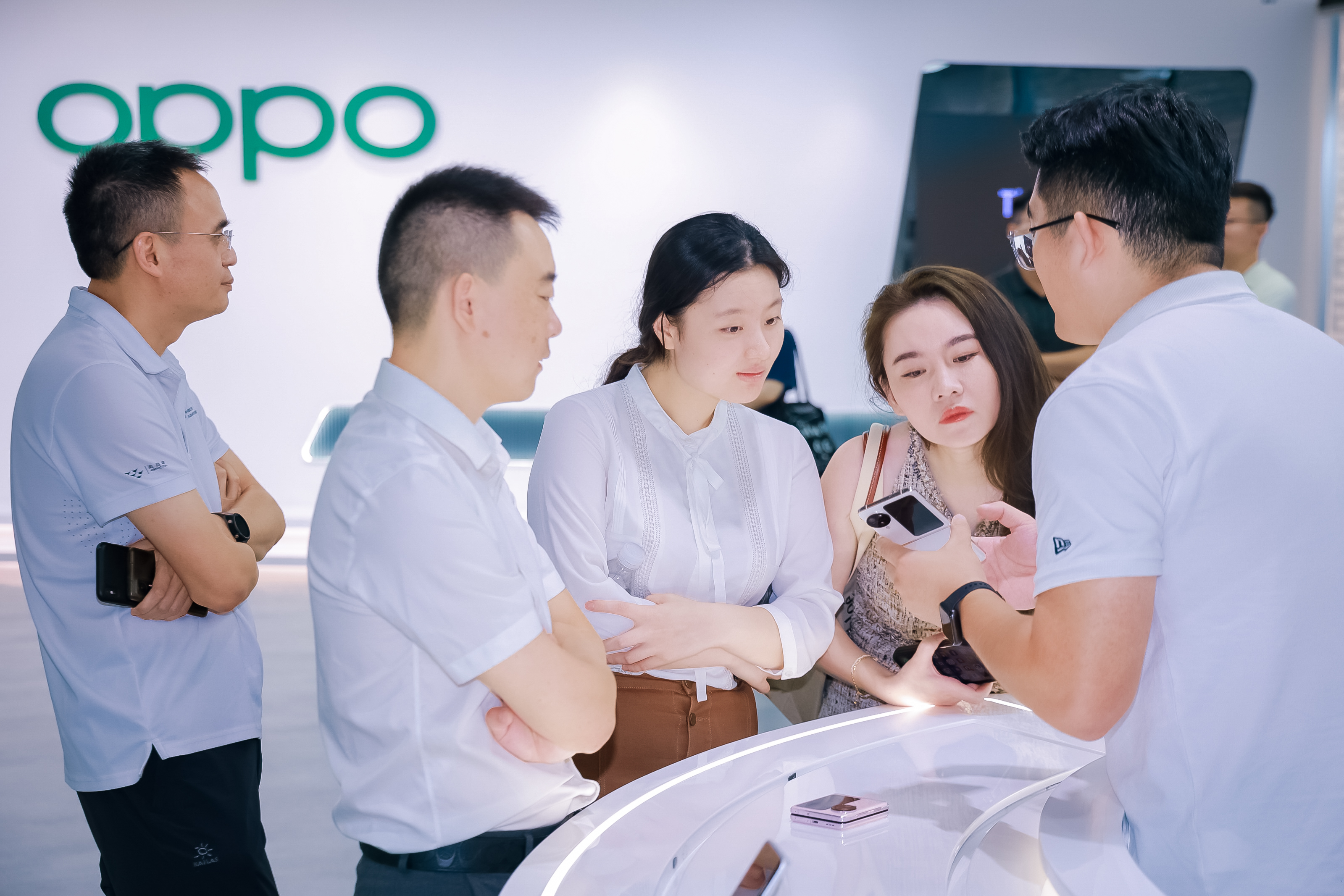 嘉宾体验OPPO新产品