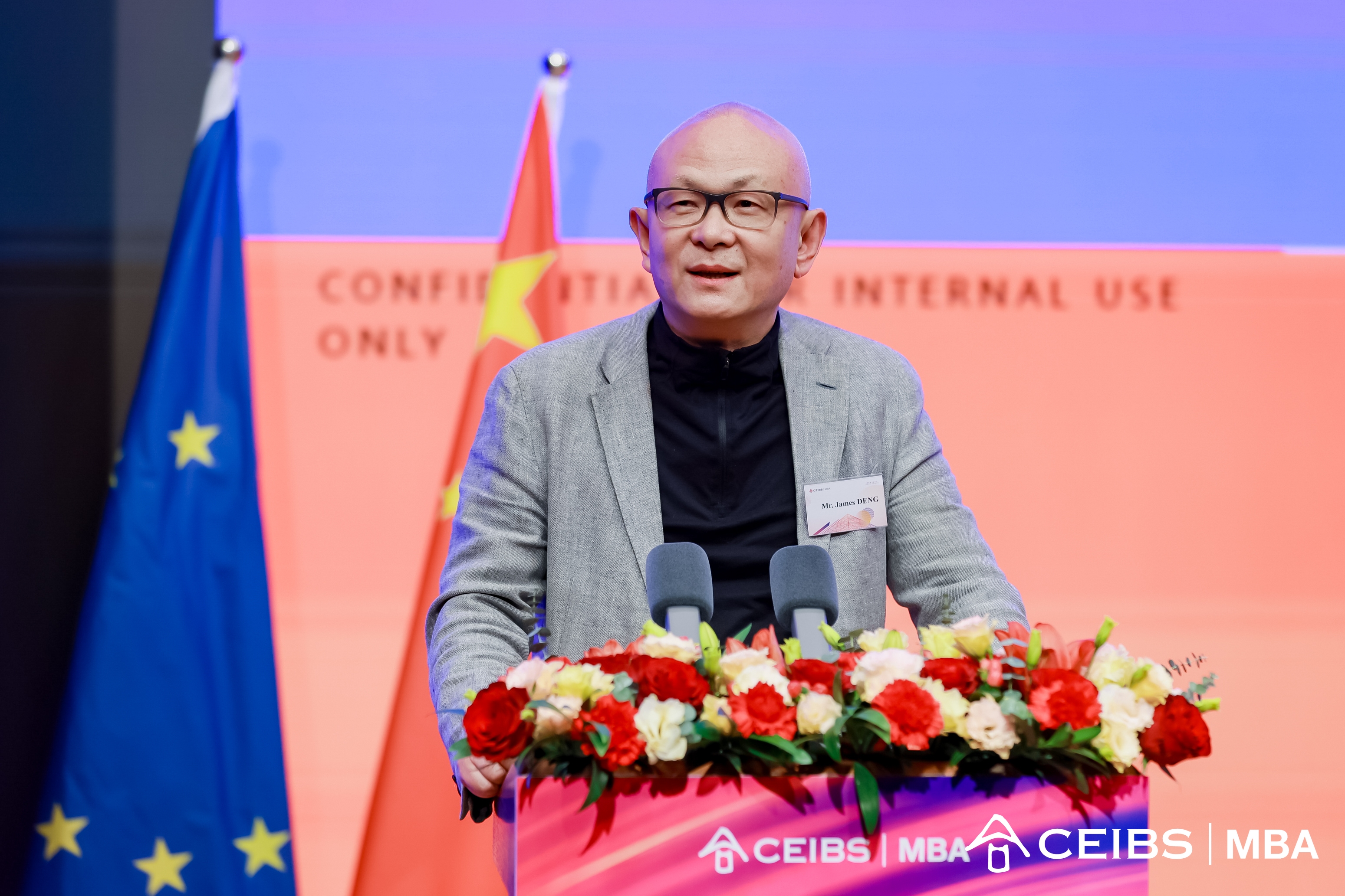 邓建民发表主题演讲