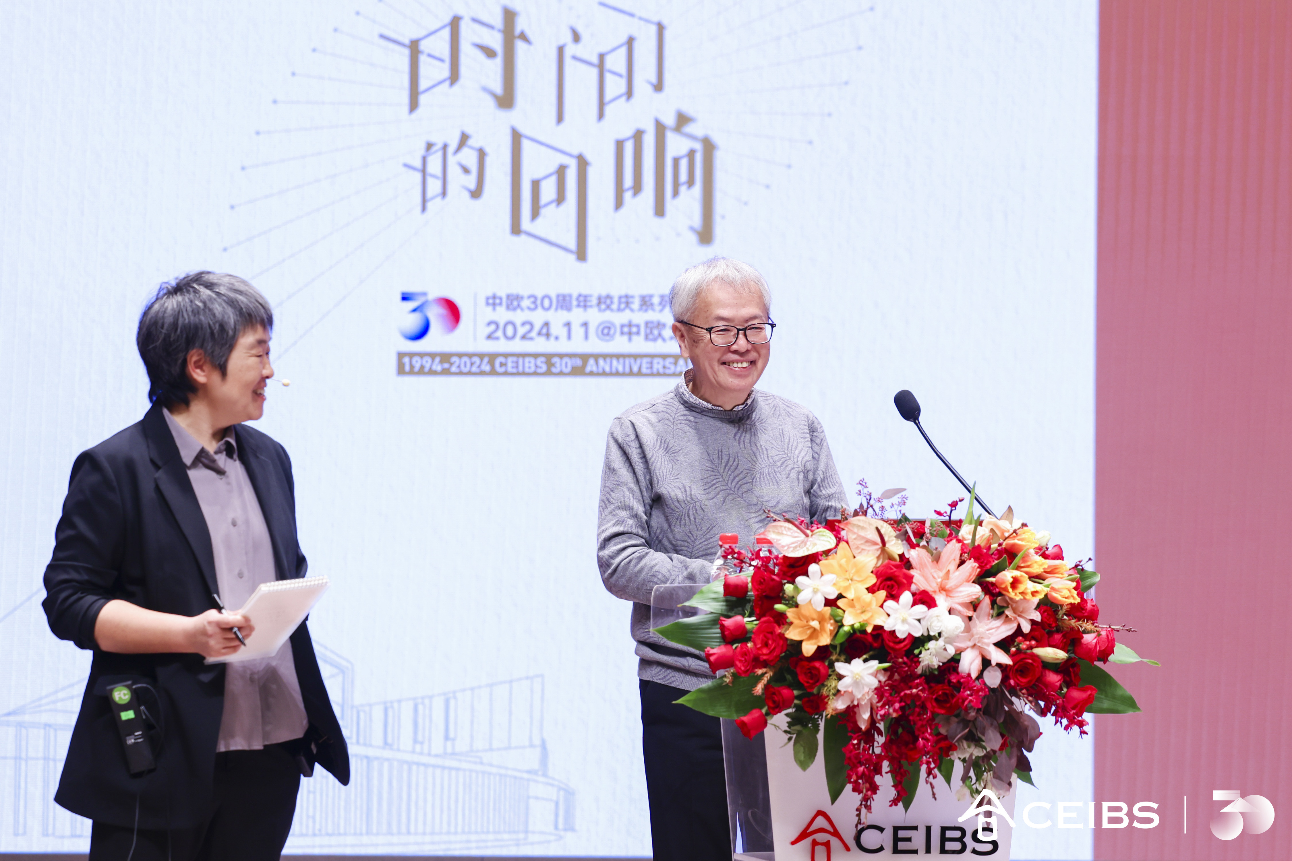 谢嘉伦(Kalun Tse)教授和翻译陈璐露