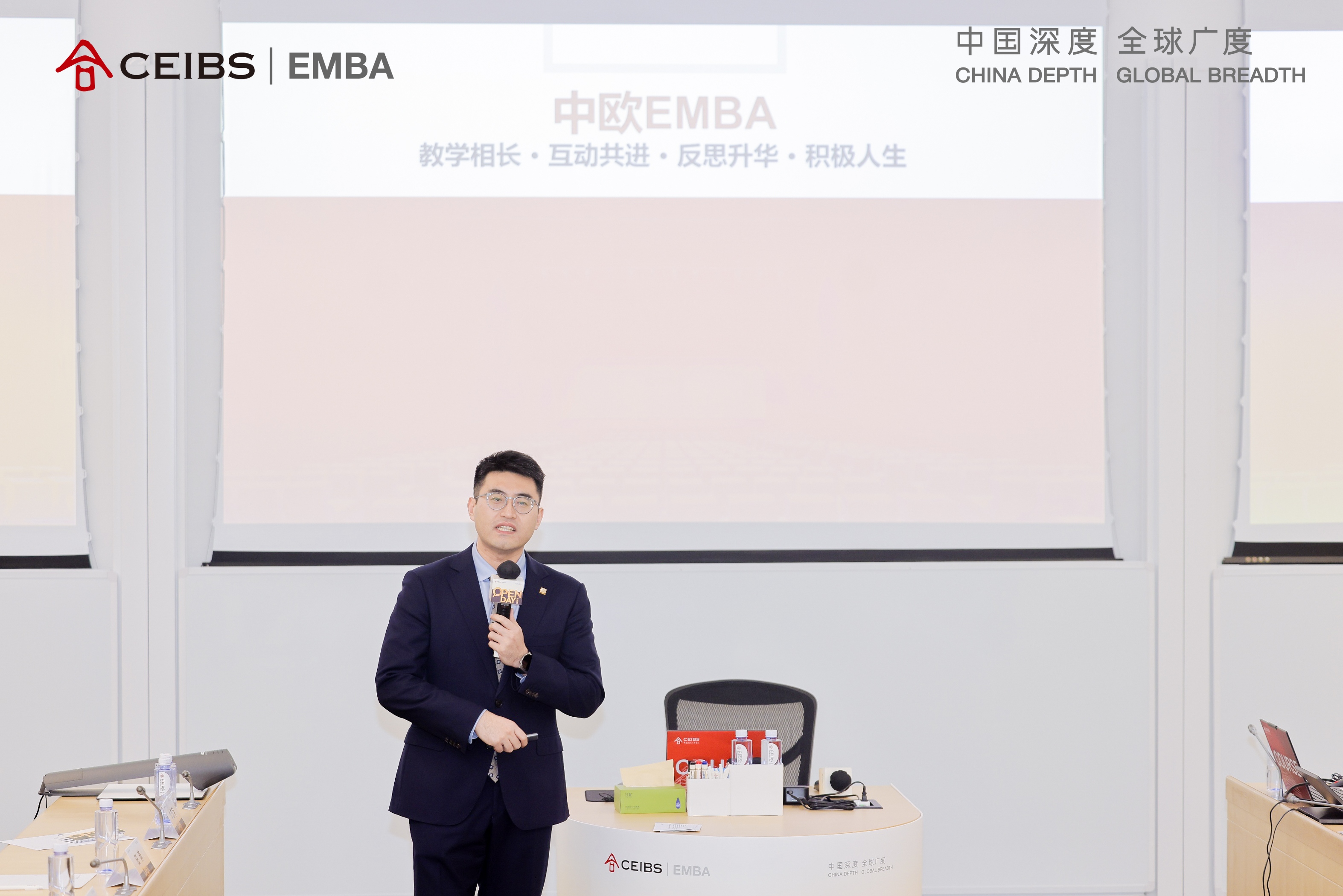 图为招生老师进行课程宣讲