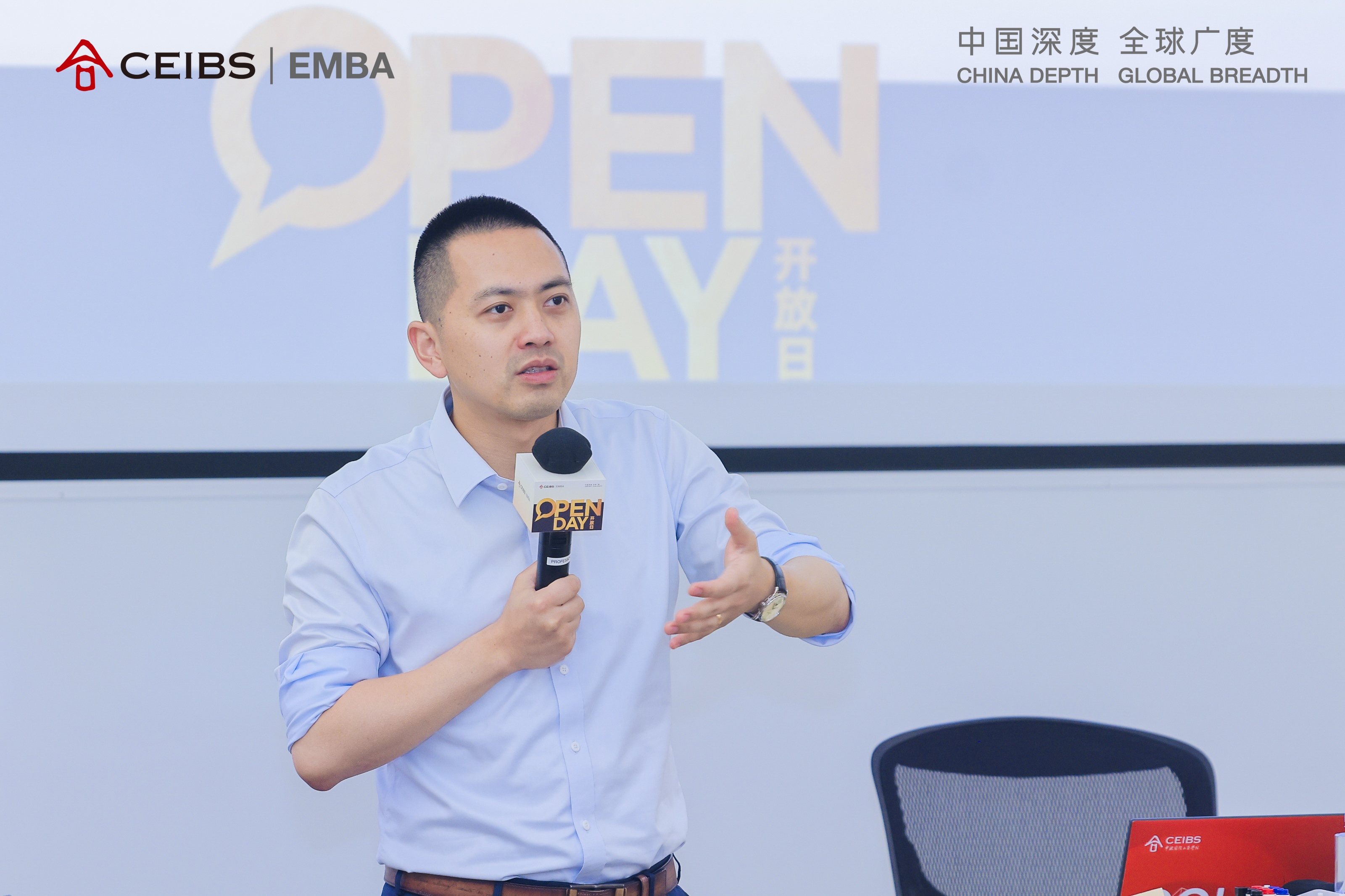 图为学生大使分享学习体验