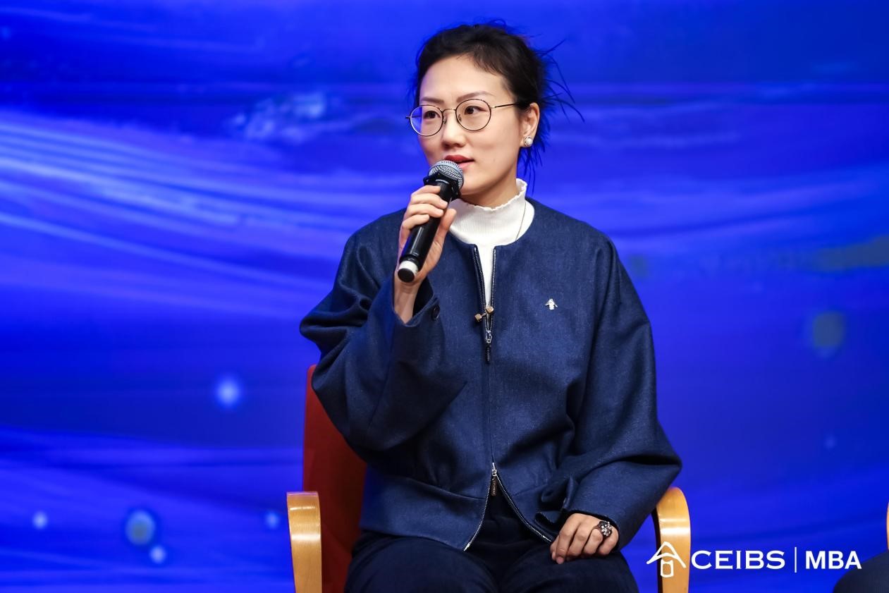 亚马逊广告中国区大客户经理袁博（中欧MBA 2022）则强调“流动性（Mobility）”是核心能力，中欧MBA项目为其职业赛道转换提供了重要支持，跨环境适应力可通过海外模块和实践机会积累，例如，她在中欧读书期间参加中东出海游学模块，收获了全新视野，在沙特和迪拜看到了市场机遇与落地机会。此外，她建议同学抓住校内丰富的实习和项目资源，通过多样化尝试，将点滴经验串联成线，最终找到自己的职业方向。