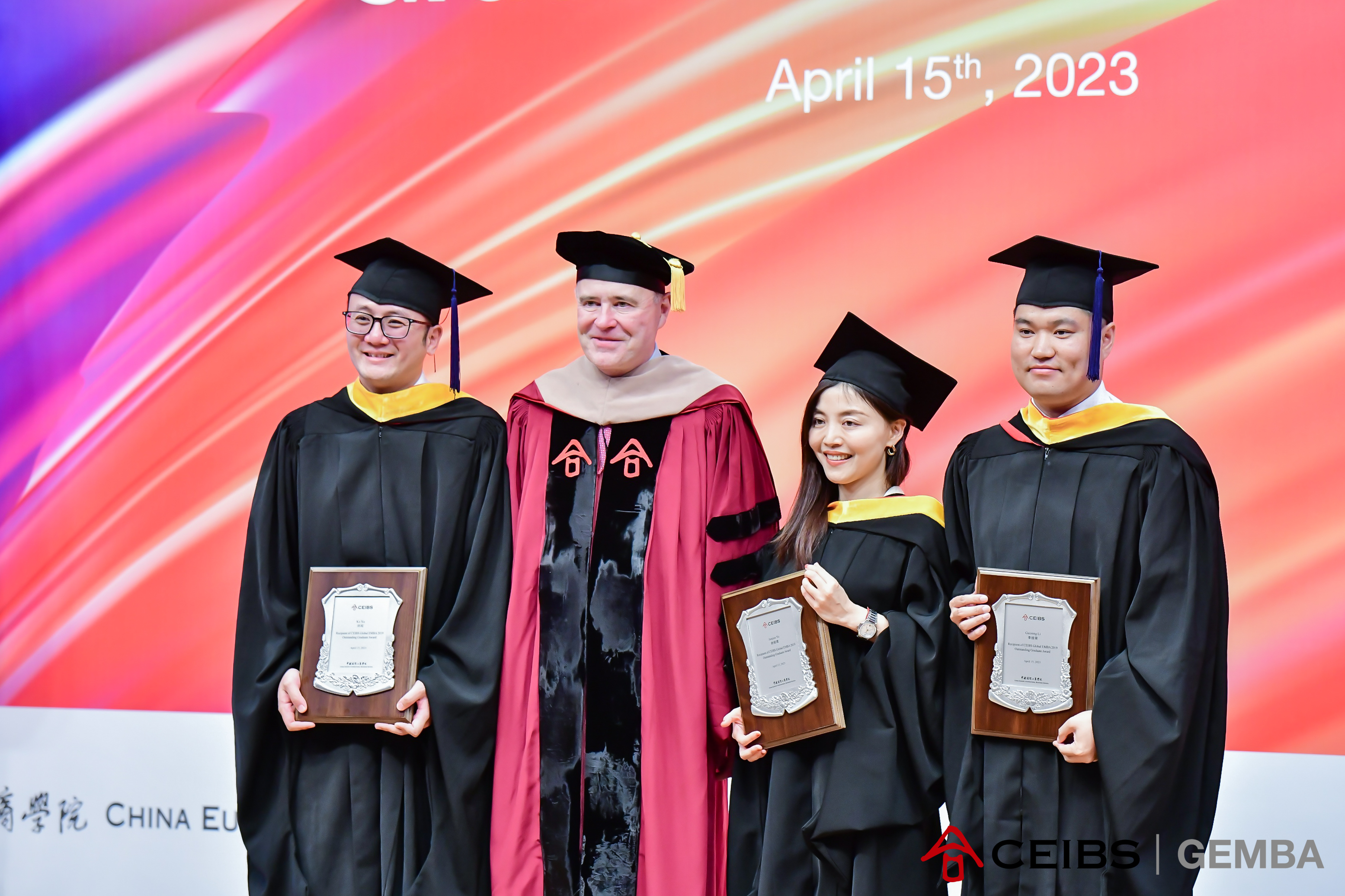 濮方可（Frank Bournois）教授为2019级优秀毕业生奖获得者颁发证书