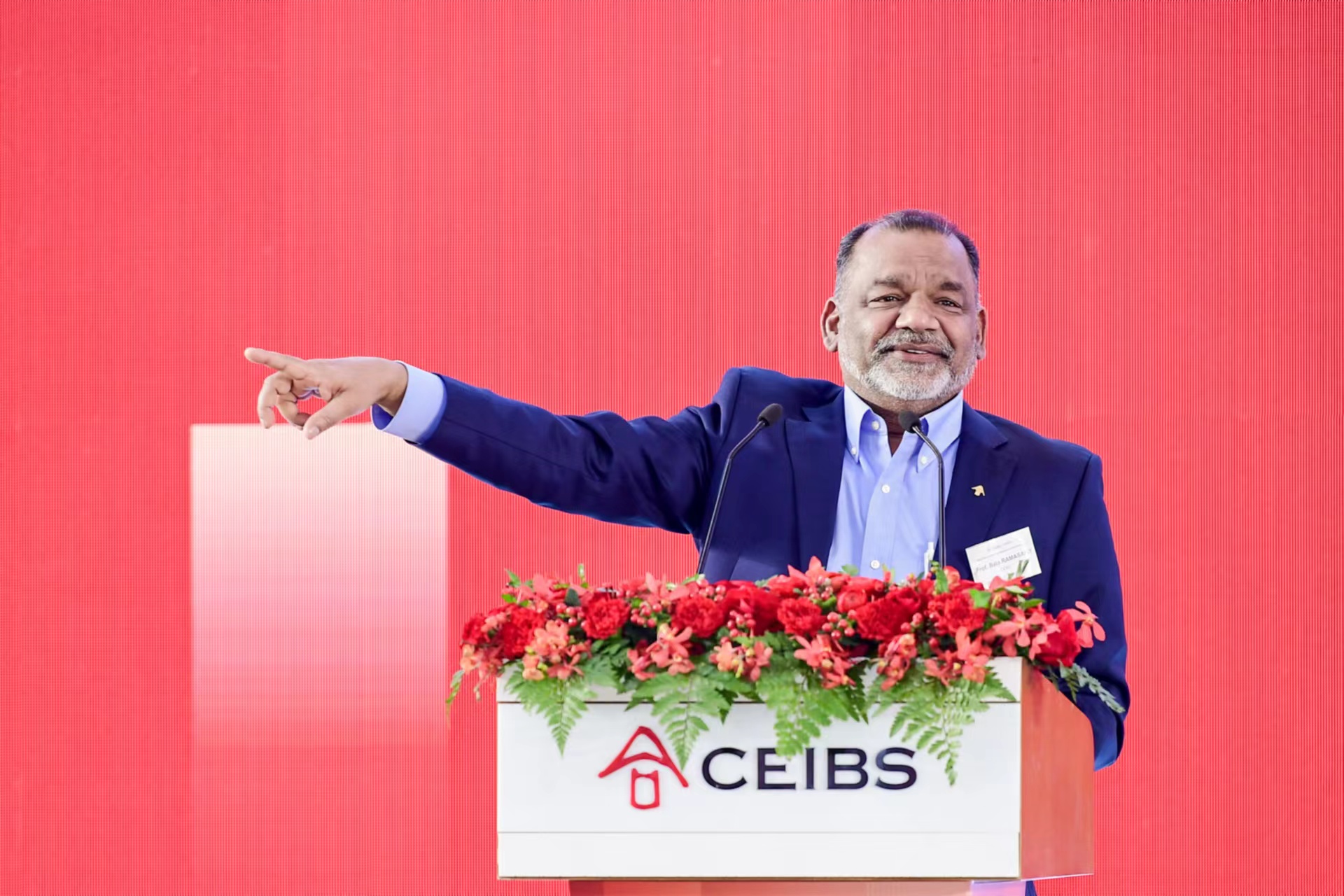 芮博澜教授主持开学典礼