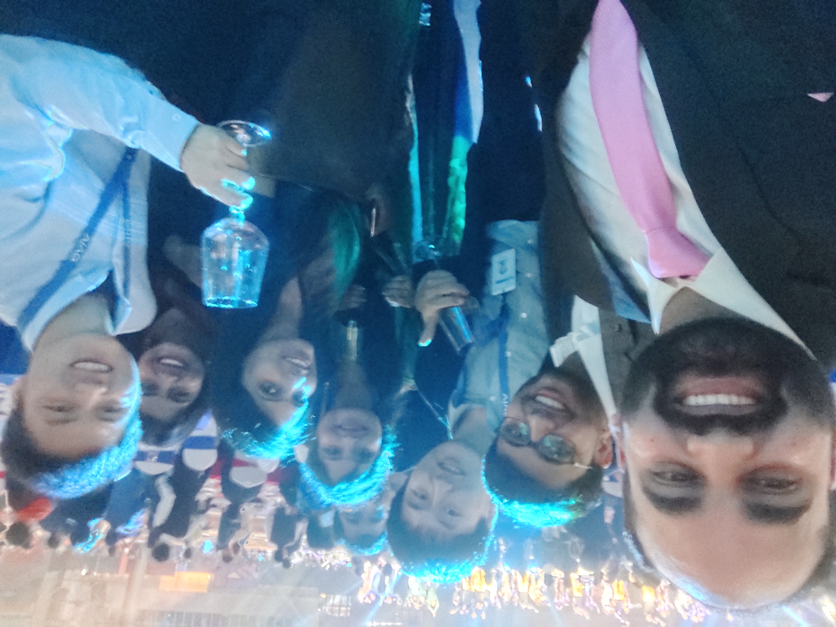 企业年会和前同事合影