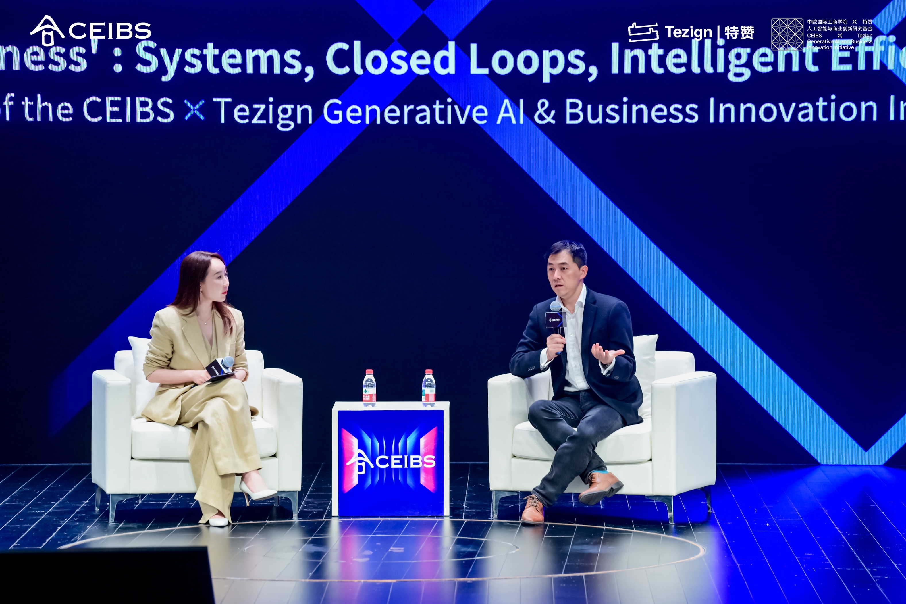 古月，施耐德电气副总裁、中国及东亚区市场营销部负责人（右）  郭薇，中欧国际工商学院战略学及创业学副教授，中欧 x 特赞人工智能与商业创新研究基金执行委员会副主席（左）